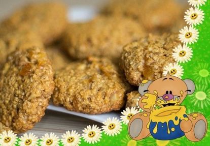 6. Печенье из овсяных хлопьев и творога. Продукты: творог - 250 г, хлопья «Геркулес» - 200 г, яйца - 1-2 шт., сахар - 0,5 ст., масло сливочное - 50 г, сметана - 1 ст. л., ванильный сахар - 10 г. Масло размягчить, творог протереть, овсяные хлопья измельчить. 1-2 ст. ложки сахара нужно отложить для посыпки, остальной соединить с творогом и хлопьями, тщательно перемешать и добавить ванилин. Яйца смешать с размягченным сливочным маслом, добавить в овсяную смесь. Включить духовку. Форму смазать маслом или застелить пергаментом. Готовое тесто сформировать в виде круглых лепешек и положить в форму для выпечки, смазать сметаной, посыпать сахаром. Выпекать 20 минут при температуре 190 градусов. 6. Печенье из овсяных хлопьев и творога. Продукты: творог - 250 г, хлопья «Геркулес» - 200 г, яйца - 1-2 шт., сахар - 0,5 ст., масло сливочное - 50 г, сметана - 1 ст. л., ванильный сахар - 10 г. Масло размягчить, творог протереть, овсяные хлопья измельчить. 1-2 ст. ложки сахара нужно отложить для посыпки, остальной соединить с творогом и хлопьями, тщательно перемешать и добавить ванилин. Яйца смешать с размягченным сливочным маслом, добавить в овсяную смесь. Включить духовку. Форму смазать маслом или застелить пергаментом. Готовое тесто сформировать в виде круглых лепешек и положить в форму для выпечки, смазать сметаной, посыпать сахаром. Выпекать 20 минут при температуре 190 градусов.