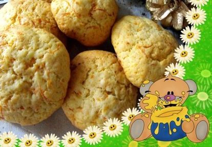 8. Печенье «Гостинец от кролика». Продукты: морковь 7-8 шт., масло сливочное 100 г, желток 2 шт., мука 2 ст., сахар 2 ст. л., корица и ванилин по вкусу. Для глазури: белок яичный 1 шт., пудра сахарная 1 ст., сок лимонный 1 ч. л. Приготовление: Отварить морковь, пропустить ее через мясорубку, добавить яичные желтки, сливочное масло, муку, ванилин, 2 ст. ложки сахара. Рубить тесто, пока не образуется однородная масса. Раскатать тесто в пласты и разрезать на полоски нужной длины зубчатым кондитерским ножом. Выпекать в духовке при 200 градусах. Готовые полоски покрыть глазурью и подсушить в остывающей духовке. Чтобы приготовить глазурь, белок и сахар взбить, пока масса не увеличится вдвое, добавить лимонный сок. 8. Печенье «Гостинец от кролика». Продукты: морковь 7-8 шт., масло сливочное 100 г, желток 2 шт., мука 2 ст., сахар 2 ст. л., корица и ванилин по вкусу. Для глазури: белок яичный 1 шт., пудра сахарная 1 ст., сок лимонный 1 ч. л. Приготовление: Отварить морковь, пропустить ее через мясорубку, добавить яичные желтки, сливочное масло, муку, ванилин, 2 ст. ложки сахара. Рубить тесто, пока не образуется однородная масса. Раскатать тесто в пласты и разрезать на полоски нужной длины зубчатым кондитерским ножом. Выпекать в духовке при 200 градусах. Готовые полоски покрыть глазурью и подсушить в остывающей духовке. Чтобы приготовить глазурь, белок и сахар взбить, пока масса не увеличится вдвое, добавить лимонный сок.