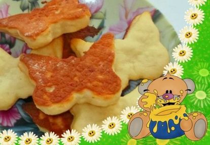 12. Творожное печенье. Продукты: мука - 200-280 г (1,25-1,75 ст.), творог - 200 г, масло сливочное - 100 г, яйца - 1 шт., сахар - 120 г (0,5 стакана), сода - 3 г, цедра 1 лимона. Приготовление: Цедру натереть и соединить с маслом и сахаром. Массу вымешивать в течение 5-7 минут. Протереть творог. В масляную смесь добавить яйцо и протертый творог. Муку перемешать с содой и просеять. Всыпать муку и быстро замесить тесто (не дольше 30 секунд). Раскатать его в пласт толщиной 5 мм. Включить духовку. Вырезать формочками фигурки и выпекать творожное печенье 15-20 минут при температуре 190-210°C. 12. Творожное печенье. Продукты: мука - 200-280 г (1,25-1,75 ст.), творог - 200 г, масло сливочное - 100 г, яйца - 1 шт., сахар - 120 г (0,5 стакана), сода - 3 г, цедра 1 лимона. Приготовление: Цедру натереть и соединить с маслом и сахаром. Массу вымешивать в течение 5-7 минут. Протереть творог. В масляную смесь добавить яйцо и протертый творог. Муку перемешать с содой и просеять. Всыпать муку и быстро замесить тесто (не дольше 30 секунд). Раскатать его в пласт толщиной 5 мм. Включить духовку. Вырезать формочками фигурки и выпекать творожное печенье 15-20 минут при температуре 190-210°C.