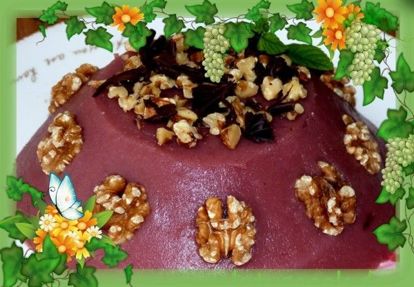 2. Пеламуша – грузинский десерт из виноградного сока. Продукты: сок виноградный домашний - 900 мл, сахар - 4 ст. л., крупа кукурузная - 200 г, орехи грецкие - 1 ст. Приготовление: кукурузную крупу измельчить в муку. В половине количества сока размешать кукурузную муку. Во вторую половину сока добавить сахар и довести до кипения. Количество сахара добавляйте по своему вкусу и в зависимости от сладости сока. В кипящий сок тонкой струйкой добавить разведенную в холодном соке кукурузную муку. Постоянно помешивая деревянной лопаткой, варить сок до загустения (10-12 минут). В силиконовые формочки насыпать немного дробленных грецких орехов и выложить горячую виноградную массу. Поставить десерт охлаждаться на 2-3 часа. 2. Пеламуша – грузинский десерт из виноградного сока. Продукты: сок виноградный домашний - 900 мл, сахар - 4 ст. л., крупа кукурузная - 200 г, орехи грецкие - 1 ст. Приготовление: кукурузную крупу измельчить в муку. В половине количества сока размешать кукурузную муку. Во вторую половину сока добавить сахар и довести до кипения. Количество сахара добавляйте по своему вкусу и в зависимости от сладости сока. В кипящий сок тонкой струйкой добавить разведенную в холодном соке кукурузную муку. Постоянно помешивая деревянной лопаткой, варить сок до загустения (10-12 минут). В силиконовые формочки насыпать немного дробленных грецких орехов и выложить горячую виноградную массу. Поставить десерт охлаждаться на 2-3 часа.
