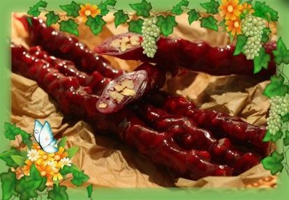8. Чурчхела. Продукты: виноградный сок 1 л, мука пшеничная 0.5 ст., орехи очищенные (грецкие, фундук) 500 г. Подручные материалы: крепкая иголка и толстая хлопчатобумажная нить для нанизывания орехов. Приготовление: на нитку длиной около 30 см нанизать орехи (сверху оставить 5 см свободного края нити), конец закрепить с помощью спички: обернуть спичку ниткой и завязать. 1.5 стакана сока потихоньку смешать с мукой, хорошенько перемешивая, чтобы не было комочков. Весь остальной сок налить в кастрюлю и поставить на маленький огонь. Периодически помешивать сок, а когда он закипит, добавить смесь из муки и сока. Сок нужно уварить до консистенции очень густого киселя. Дать соку остыть примерно до 50 градусов С. После этого нитку с орехами опустить в кастрюлю на минуту-полторы, чтобы все орехи покрылись соком. Вынуть нитку, подсушить минут пять. Затем повторить процедуру несколько раз, пока орехи не покроются слоем сока 1,5-2 см. Готово — чурчхелу нужно сушить несколько недель, чтобы верхний слой сока затвердел, а внутри чурчхела осталась мягкой. Но можно съесть эту вкуснятину и в тот же день, если очень хочется. 8. Чурчхела. Продукты: виноградный сок 1 л, мука пшеничная 0.5 ст., орехи очищенные (грецкие, фундук) 500 г. Подручные материалы: крепкая иголка и толстая хлопчатобумажная нить для нанизывания орехов. Приготовление: на нитку длиной около 30 см нанизать орехи (сверху оставить 5 см свободного края нити), конец закрепить с помощью спички: обернуть спичку ниткой и завязать. 1.5 стакана сока потихоньку смешать с мукой, хорошенько перемешивая, чтобы не было комочков. Весь остальной сок налить в кастрюлю и поставить на маленький огонь. Периодически помешивать сок, а когда он закипит, добавить смесь из муки и сока. Сок нужно уварить до консистенции очень густого киселя. Дать соку остыть примерно до 50 градусов С. После этого нитку с орехами опустить в кастрюлю на минуту-полторы, чтобы все орехи покрылись соком. Вынуть нитку, подсушить минут пять. Затем повторить процедуру несколько раз, пока орехи не покроются слоем сока 1,5-2 см. Готово — чурчхелу нужно сушить несколько недель, чтобы верхний слой сока затвердел, а внутри чурчхела осталась мягкой. Но можно съесть эту вкуснятину и в тот же день, если очень хочется.