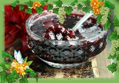 7. Варенье из винограда. Продукты: 1 кг винограда, 5 стаканов сахара, 3 стакана воды, 0,5 чайной ложки лимонной кислоты, 5 вишневых листиков. Приготовление: для варенья спелые грозди винограда без трещинок хорошо помыть под проточной водой. Сахар поместить в кастрюлю для варки варенья и налить воду. Кастрюлю с содержимым нужно поставить на маленький огонь и довести до кипения, таким образом получиться нужный нам сироп. Затем в сахарный сироп положить ягоды и довести до кипения, после чего кастрюлю снять с огня и оставить на шесть часов. По истечению шести часов в сироп с ягодами добавить вишневые листья, довести до кипения и варить в течение 3 минут. Через 10 часов снова проварить варенье в течение 3 минут после закипания и через десять часов еще раз повторить. Горячее варенье нужно же сразу залить в заранее приготовленные банки и закрыть крышками. 7. Варенье из винограда. Продукты: 1 кг винограда, 5 стаканов сахара, 3 стакана воды, 0,5 чайной ложки лимонной кислоты, 5 вишневых листиков. Приготовление: для варенья спелые грозди винограда без трещинок хорошо помыть под проточной водой. Сахар поместить в кастрюлю для варки варенья и налить воду. Кастрюлю с содержимым нужно поставить на маленький огонь и довести до кипения, таким образом получиться нужный нам сироп. Затем в сахарный сироп положить ягоды и довести до кипения, после чего кастрюлю снять с огня и оставить на шесть часов. По истечению шести часов в сироп с ягодами добавить вишневые листья, довести до кипения и варить в течение 3 минут. Через 10 часов снова проварить варенье в течение 3 минут после закипания и через десять часов еще раз повторить. Горячее варенье нужно же сразу залить в заранее приготовленные банки и закрыть крышками.