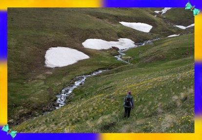 9. Если потерялись на горной тропе — ищите ограду или ручей. Ручей всегда течет вниз и рано или поздно выведет к реке или озеру, рядом с которыми могут быть люди. Еще лучше найти ограду — идя вдоль нее, практически всегда можно попасть на дорогу или к какому-нибудь зданию. 9. Если потерялись на горной тропе — ищите ограду или ручей. Ручей всегда течет вниз и рано или поздно выведет к реке или озеру, рядом с которыми могут быть люди. Еще лучше найти ограду — идя вдоль нее, практически всегда можно попасть на дорогу или к какому-нибудь зданию.