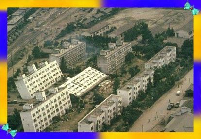 4. Во время землетрясения не стойте в дверных проёмах. И хоть на уроках ОБЖ учили прятаться именно там, последние исследования катастроф показывают, что прятаться надо рядом с массивными высокими объектами. Подойдут кровать, шкаф, холодильник. Желательно принять позу эмбриона. 4. Во время землетрясения не стойте в дверных проёмах. И хоть на уроках ОБЖ учили прятаться именно там, последние исследования катастроф показывают, что прятаться надо рядом с массивными высокими объектами. Подойдут кровать, шкаф, холодильник. Желательно принять позу эмбриона.