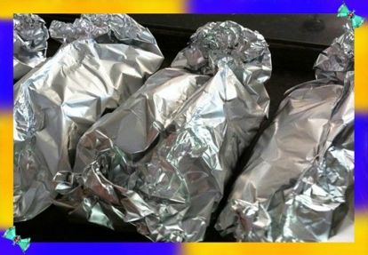 8. Пищевая фольга может заменить посуду. Если у вас нет посуды для приготовления на костре, то воспользуйтесь фольгой. Естественно, нам необходима пищевая фольга из алюминия, а не целлофан от шоколадки. Еду следует завернуть и положить на угли или прямо в пламя. 8. Пищевая фольга может заменить посуду. Если у вас нет посуды для приготовления на костре, то воспользуйтесь фольгой. Естественно, нам необходима пищевая фольга из алюминия, а не целлофан от шоколадки. Еду следует завернуть и положить на угли или прямо в пламя.