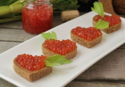 А можно хлеб для бутербродов вырезать небольшими сердечками и украсить листиком петрушки. А можно хлеб для бутербродов вырезать небольшими сердечками и украсить листиком петрушки.