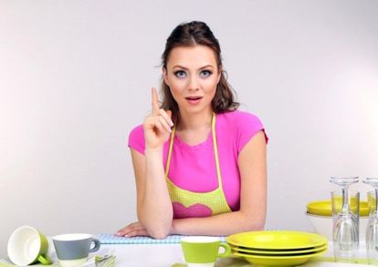 5. Средство для мытья посуды. Если моющее средство, которое вы используете, слишком агрессивно воздействует на кожу, добавьте в него пару столовых ложек обычного растительного масла. Это ненамного ухудшит качество мытья, зато спасет ваши руки от вечного шелушения после работы на кухне. 5. Средство для мытья посуды. Если моющее средство, которое вы используете, слишком агрессивно воздействует на кожу, добавьте в него пару столовых ложек обычного растительного масла. Это ненамного ухудшит качество мытья, зато спасет ваши руки от вечного шелушения после работы на кухне.