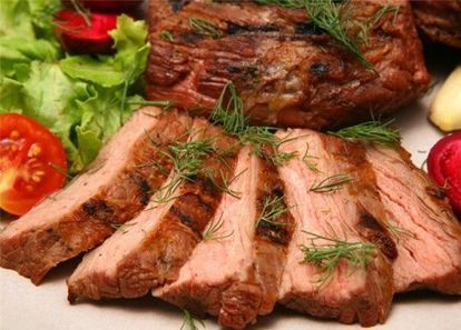 Мясо лучше солить в конце приготовления или уже готовое. Если сделать это с самого начала, из него вытекут все соки, и оно получится сухим и жестким. Мясо лучше солить в конце приготовления или уже готовое. Если сделать это с самого начала, из него вытекут все соки, и оно получится сухим и жестким.