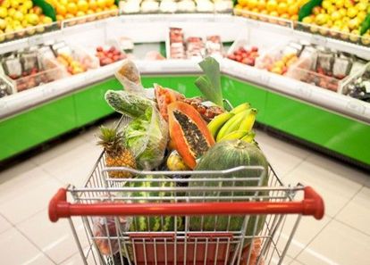 Не поленитесь рассматривать товары с нижних полок — именно там затаились продукты с небольшими наценками менее популярных брендов, которые в магазинах стараются располагать на уровне глаз. Не поленитесь рассматривать товары с нижних полок — именно там затаились продукты с небольшими наценками менее популярных брендов, которые в магазинах стараются располагать на уровне глаз.