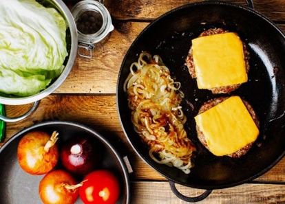 Кладем ломтик сыра сверху на уже поджаренное мясо и добавляем немного воды в сковороду. Накрываем крышкой — пар расплавит сыр в считанные секунды. Кладем ломтик сыра сверху на уже поджаренное мясо и добавляем немного воды в сковороду. Накрываем крышкой — пар расплавит сыр в считанные секунды.