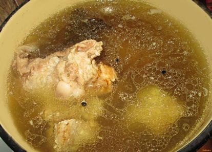 Мясо я готовлю в большой кастрюле. При образовании пены, удаляю ее шумовкой. Делать это приходится каждые 30-40 минут. Мясо я готовлю в большой кастрюле. При образовании пены, удаляю ее шумовкой. Делать это приходится каждые 30-40 минут.