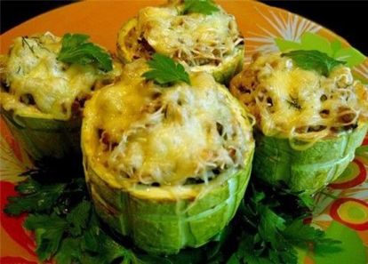 Фаршированные кабачки. Нарезать кабачок шайбами, вырезать серединку. Нарезать лук и горбушу мелко, добавить 2ст.л. отварного риса, подсолить, поперчить, перемешать. Нафаршировать кабачки, посыпать сыром и запекать 30 минут. Фаршированные кабачки. Нарезать кабачок шайбами, вырезать серединку. Нарезать лук и горбушу мелко, добавить 2ст.л. отварного риса, подсолить, поперчить, перемешать. Нафаршировать кабачки, посыпать сыром и запекать 30 минут.