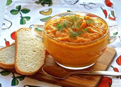 Кабачкова икра. Обжарить мелко нарезанную морковь и лук. Затем добавить порезанные на небольшие куски кабачки, подсолнечное масло, соль, специи, немного сахара и томатную пасту или свежие помидоры, хорошенько перемешать и тушите до готовности. Кабачкова икра. Обжарить мелко нарезанную морковь и лук. Затем добавить порезанные на небольшие куски кабачки, подсолнечное масло, соль, специи, немного сахара и томатную пасту или свежие помидоры, хорошенько перемешать и тушите до готовности.