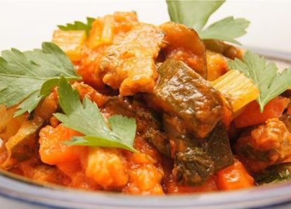Рагу с говядиной. Нарезать мясо мелким кубиком по 1см, так же нарезать лук, морковь, кабачки и сельдерей. На разогретом масле в сковороде обжарить сначала лук, потом мясо и жарить до его почти полной готовности около 20мин, затем положить морковь, сельдерей и кабачки, под крышкой потушить все 15мин, далее добавить специи, поперчить, посолить, влить томатный сок и под крышкой потушить до загустения соуса. Рагу с говядиной. Нарезать мясо мелким кубиком по 1см, так же нарезать лук, морковь, кабачки и сельдерей. На разогретом масле в сковороде обжарить сначала лук, потом мясо и жарить до его почти полной готовности около 20мин, затем положить морковь, сельдерей и кабачки, под крышкой потушить все 15мин, далее добавить специи, поперчить, посолить, влить томатный сок и под крышкой потушить до загустения соуса.