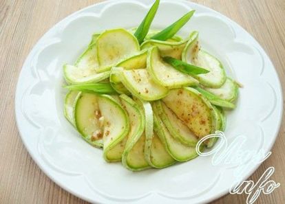 Маринованные кабачки. Нарезать кабачок тонко. Измельчить чеснок и укроп. Тонко нарезанный кабачок сложить в контейнер. Добавить ароматный нарубленный укроп. Положить ложечку меда. Влить ложку уксуса и растительного (оливкового или подсолнечного) масла. Закрыть контейнер. Интенсивно потрясти его. Маринад равномерно распределится по нарезке. Поставить контейнер с закуской на 2-3 часа в холодильник. Маринованные кабачки. Нарезать кабачок тонко. Измельчить чеснок и укроп. Тонко нарезанный кабачок сложить в контейнер. Добавить ароматный нарубленный укроп. Положить ложечку меда. Влить ложку уксуса и растительного (оливкового или подсолнечного) масла. Закрыть контейнер. Интенсивно потрясти его. Маринад равномерно распределится по нарезке. Поставить контейнер с закуской на 2-3 часа в холодильник.
