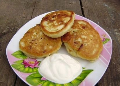 2. Оладьи. 500 г слив, 1 яйцо, 5 ч.л. сахара (40 г), 100 г сметаны, 0,5 ст. муки (80 г), 0,5 ч.л. разрыхлителя, щепотка соли, щепотка соды, 2~3 ст.л. растительного масла для жарки. Сливы вымыть, разрезать пополам и вынуть косточки. Нарезать половинки слив небольшими кубиками. Взбить яйцо с сахаром и солью. Подмешать сметану. Всыпать муку, смешанную с содой и разрыхлителем. Перемешать. Количество муки зависит от жидкости сметаны. Подмешать в тесто кусочки слив. Жарить оладьи на растительном масле. 2. Оладьи. 500 г слив, 1 яйцо, 5 ч.л. сахара (40 г), 100 г сметаны, 0,5 ст. муки (80 г), 0,5 ч.л. разрыхлителя, щепотка соли, щепотка соды, 2~3 ст.л. растительного масла для жарки. Сливы вымыть, разрезать пополам и вынуть косточки. Нарезать половинки слив небольшими кубиками. Взбить яйцо с сахаром и солью. Подмешать сметану. Всыпать муку, смешанную с содой и разрыхлителем. Перемешать. Количество муки зависит от жидкости сметаны. Подмешать в тесто кусочки слив. Жарить оладьи на растительном масле.