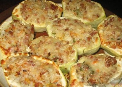 4. Патиссоны с фаршем. Обжарить фарш с луком и морковью. Посолить, смешать с рисом. Разрезать патиссоны пополам, вынуть мякоть. Нафаршировать патиссоны начинкой. Запекать в течение часа. Посыпать тертым сыром. 4. Патиссоны с фаршем. Обжарить фарш с луком и морковью. Посолить, смешать с рисом. Разрезать патиссоны пополам, вынуть мякоть. Нафаршировать патиссоны начинкой. Запекать в течение часа. Посыпать тертым сыром.