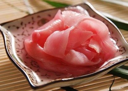 12. Маринованный имбирь с патиссоном. Имбирь и патиссон нарезать тонкими пластинами. Вскипятить 2 л воды, добавить соль и залить имбирь с патиссоном. Остудить, слить воду. В полстакана соленой воды добавить рисовый уксус по вкусу и около 4 ст.л. сахара. Размешать и залить имбирь. Оставить на неделю в холодильнике. 12. Маринованный имбирь с патиссоном. Имбирь и патиссон нарезать тонкими пластинами. Вскипятить 2 л воды, добавить соль и залить имбирь с патиссоном. Остудить, слить воду. В полстакана соленой воды добавить рисовый уксус по вкусу и около 4 ст.л. сахара. Размешать и залить имбирь. Оставить на неделю в холодильнике.
