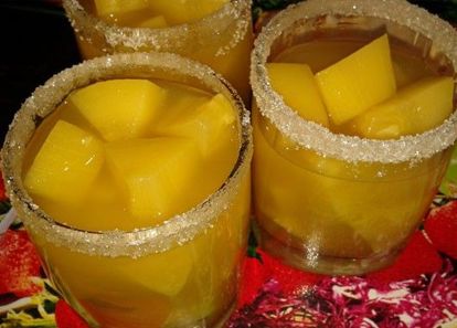 14. Ананасы из патиссонов. Патиссоны нарезать кубиками. уложить в простерилизованные литровые банки на 3/4 ее объема, сверху положить желтую алычу до горлышка банки. Залить все это крутым кипятком и оставить минут на 20-30. Затем воду слить обратно в кастрюлю и на этой воде приготовить сироп из расчета - на 1 банку патиссонов 2 столовые ложки сахара с горкой. Когда сироп закипит, залить этим сиропом патиссоны, закатать крышкой, перевернуть и укутать до полного остывания. 14. Ананасы из патиссонов. Патиссоны нарезать кубиками. уложить в простерилизованные литровые банки на 3/4 ее объема, сверху положить желтую алычу до горлышка банки. Залить все это крутым кипятком и оставить минут на 20-30. Затем воду слить обратно в кастрюлю и на этой воде приготовить сироп из расчета - на 1 банку патиссонов 2 столовые ложки сахара с горкой. Когда сироп закипит, залить этим сиропом патиссоны, закатать крышкой, перевернуть и укутать до полного остывания.