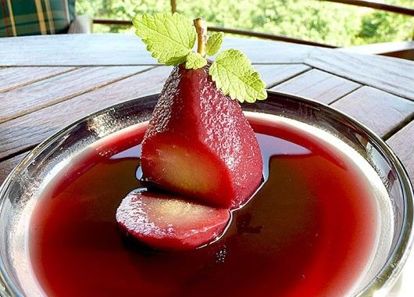 Винная груша. Груши 4-6 шт., лимон 2 шт., вино полусладкое - бутылка, сахар 200 г, лавровый лист 3-4 шт., корица 2 ст. л., гроздика 5-7 шт. груши очистить, положить в кастрюлю. Добавить цедру, сахар и специи. Вылить все вино, варить 40-60 минут на среднем огне. Винная груша. Груши 4-6 шт., лимон 2 шт., вино полусладкое - бутылка, сахар 200 г, лавровый лист 3-4 шт., корица 2 ст. л., гроздика 5-7 шт. груши очистить, положить в кастрюлю. Добавить цедру, сахар и специи. Вылить все вино, варить 40-60 минут на среднем огне.
