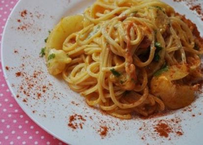 Паста с грушами. 200 г пасты, 4 черешка сельдерея, 2 твердые груши, 1 ст.л. оливкового масла, 50 г белого сухого вина, кубик овощного бульона, 100 гр сыра, немного зелени сельдерея. Масло разогреть, добавить нарезанные груши, готовить 1 мин. Влить вино и горячий бульон, добавить сельдерей и готовить, пока не выпарится большая часть жидкости. Тем временем сварить пасту. На тарелку выложить пасту, сверху груши с сельдереем. Паста с грушами. 200 г пасты, 4 черешка сельдерея, 2 твердые груши, 1 ст.л. оливкового масла, 50 г белого сухого вина, кубик овощного бульона, 100 гр сыра, немного зелени сельдерея. Масло разогреть, добавить нарезанные груши, готовить 1 мин. Влить вино и горячий бульон, добавить сельдерей и готовить, пока не выпарится большая часть жидкости. Тем временем сварить пасту. На тарелку выложить пасту, сверху груши с сельдереем.