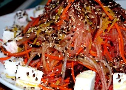 Витаминный салат. Натереть на терке для корейской моркови сырую свеклу, морковь, грушу. Заправить оливковыми маслом, соком апельсина. Посолить и поперчить. Перемешать. Витаминный салат. Натереть на терке для корейской моркови сырую свеклу, морковь, грушу. Заправить оливковыми маслом, соком апельсина. Посолить и поперчить. Перемешать.