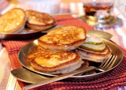 Творожные оладьи. 300 г творога, 2 яйца, 5 ст.л. манки, соль, сахар, 2 груши. Творог протереть через сито, добавить 2 яйца, щепотку соли и сахар по вкусу, перемешать до однородности, всыпать манку, перемешать и оставить минут на 30. Груши почистить, нарезать, добавить в тесто, перемешать и пожарить оладьи. Творожные оладьи. 300 г творога, 2 яйца, 5 ст.л. манки, соль, сахар, 2 груши. Творог протереть через сито, добавить 2 яйца, щепотку соли и сахар по вкусу, перемешать до однородности, всыпать манку, перемешать и оставить минут на 30. Груши почистить, нарезать, добавить в тесто, перемешать и пожарить оладьи.