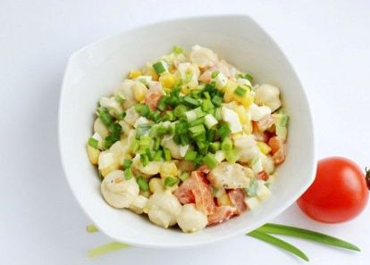 6. Грибной салат с курицей. Куриное филе нарезать небольшими кусочками, посыпать солью и пряностями. Разогреть сковороду с растительным маслом и обжарить кусочки филе до золотистого цвета. Яйца нарезать мелкими кубиками. Помидоры нарезать небольшими кубиками, зеленый лук измельчить. В глубокой миске соединить все нарезанные ингредиенты. Заправить салат йогуртом или майонезом, хорошо перемешать. 6. Грибной салат с курицей. Куриное филе нарезать небольшими кусочками, посыпать солью и пряностями. Разогреть сковороду с растительным маслом и обжарить кусочки филе до золотистого цвета. Яйца нарезать мелкими кубиками. Помидоры нарезать небольшими кубиками, зеленый лук измельчить. В глубокой миске соединить все нарезанные ингредиенты. Заправить салат йогуртом или майонезом, хорошо перемешать.
