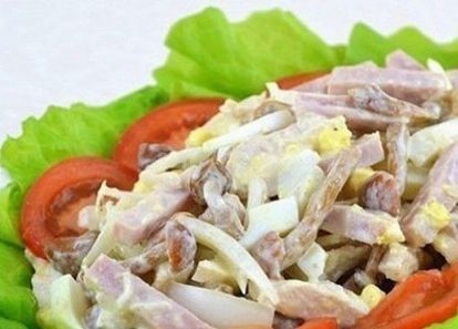 14. Салат с куриной грудкой и ветчиной. Куриную грудку отварить, затем мелко нарезать кубиками или соломкой. Ветчину нарезать соломкой. Слить воду с грибов. Лук нарезать полукольцами, морковку натереть. На растительном масле обжарить до прозрачности лук, добавить морковку и обжарить до готовности около 10 минут. Посолить немного. Нарезать мелкими кубиками яйца и огурцы. Измельчить чеснок. В большой миске смешать курицу и остальные ингредиенты. Добавить кукурузу, соль, перец, заправить майонезом, перемешать хорошо. 14. Салат с куриной грудкой и ветчиной. Куриную грудку отварить, затем мелко нарезать кубиками или соломкой. Ветчину нарезать соломкой. Слить воду с грибов. Лук нарезать полукольцами, морковку натереть. На растительном масле обжарить до прозрачности лук, добавить морковку и обжарить до готовности около 10 минут. Посолить немного. Нарезать мелкими кубиками яйца и огурцы. Измельчить чеснок. В большой миске смешать курицу и остальные ингредиенты. Добавить кукурузу, соль, перец, заправить майонезом, перемешать хорошо.