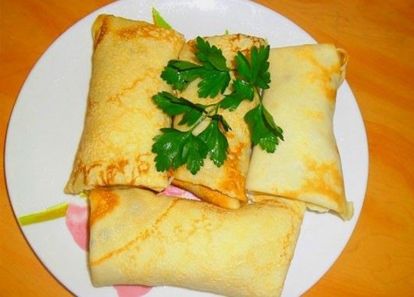 9. Блины с курицей. Пожарить блины. Вареную курицу обжарить с луком на растительном масле, посолить, поперчить. Добавить помидор. Начинку выложить на блины, блины сложить конвертом. 9. Блины с курицей. Пожарить блины. Вареную курицу обжарить с луком на растительном масле, посолить, поперчить. Добавить помидор. Начинку выложить на блины, блины сложить конвертом.