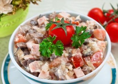 4. Салат с беконом и курицей. Обжарить ломтики бекона, снять со сковороды и мелко нарезать. Куриное мясо нарезать соломкой, помидоры пополам, яйца нарезать кубиками. Смешайте ингредиенты, добавить зелень, чеснок, соль, перец и майонез. Поставить в холодильник до подачи. Авокадо очистить, вынуть косточку и нарезать ломтиками. Выложить салат поверх листьев салата и украсить ломтиками авокадо. 4. Салат с беконом и курицей. Обжарить ломтики бекона, снять со сковороды и мелко нарезать. Куриное мясо нарезать соломкой, помидоры пополам, яйца нарезать кубиками. Смешайте ингредиенты, добавить зелень, чеснок, соль, перец и майонез. Поставить в холодильник до подачи. Авокадо очистить, вынуть косточку и нарезать ломтиками. Выложить салат поверх листьев салата и украсить ломтиками авокадо.