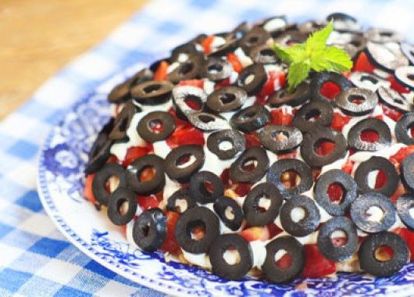 7. Салат Маслинка. Куриное филе отварить в подсоленной воде до готовности. Грибы нарезать пластинами, лук полукольцами , а затем обжарить на растительном масле до золотистой корочки. Помидоры, сыр и куриное филе нарезать соломкой. Маслины нарезать кружочками. Выкладывать ингредиенты, каждый слой смазывая майонезом или йогуртом с зеленью и чесноком. 7. Салат Маслинка. Куриное филе отварить в подсоленной воде до готовности. Грибы нарезать пластинами, лук полукольцами , а затем обжарить на растительном масле до золотистой корочки. Помидоры, сыр и куриное филе нарезать соломкой. Маслины нарезать кружочками. Выкладывать ингредиенты, каждый слой смазывая майонезом или йогуртом с зеленью и чесноком.