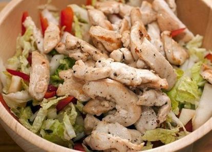 15. Салат с куриной грудкой и шампиньонами. Вареное филе куриной грудки порезать кубиками, также порезать болгарский сладкий перец разных цветов. Консервированные шампиньоны порезать и обжарить, добавить чеснок, зелень. Все смешать и заправить майонезом, посыпать тертым сыром. 15. Салат с куриной грудкой и шампиньонами. Вареное филе куриной грудки порезать кубиками, также порезать болгарский сладкий перец разных цветов. Консервированные шампиньоны порезать и обжарить, добавить чеснок, зелень. Все смешать и заправить майонезом, посыпать тертым сыром.