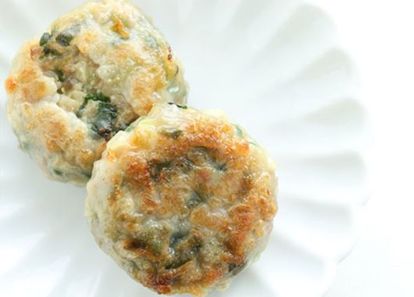2. Картофельные шарики с начинкой. Картофель отварить и растолочь, посолить и поперчить. Добавить взбитое яйцо. Нарезать грибы, почистить и натереть на тёрке морковь, мелко нарубить луковицу. Обжарить всё на растительном масле: сначала лук, потом морковь, последними добавить грибы. Посолить. Из картофеля слепить небольшой круг, положить в него ложку начинки. Свернуть, чтобы получился шар. Слепить шарики из всего картофеля. Запечь в духовке до корочки. 2. Картофельные шарики с начинкой. Картофель отварить и растолочь, посолить и поперчить. Добавить взбитое яйцо. Нарезать грибы, почистить и натереть на тёрке морковь, мелко нарубить луковицу. Обжарить всё на растительном масле: сначала лук, потом морковь, последними добавить грибы. Посолить. Из картофеля слепить небольшой круг, положить в него ложку начинки. Свернуть, чтобы получился шар. Слепить шарики из всего картофеля. Запечь в духовке до корочки.