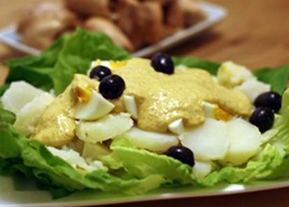 15. Картофель по-уанкайнски. Сварить картофель, каждый клубень разрезать на 4 части. Для приготовления соуса печенье, молоко, сыр, чеснок, куркуму и перец смешат в блендере, добавить туда растительное масло. Выложить ломтики картофеля на блюдо, залив сверху соусом. Украсить вареным яйцом, салатом, маслиной и веточкой петрушки. 15. Картофель по-уанкайнски. Сварить картофель, каждый клубень разрезать на 4 части. Для приготовления соуса печенье, молоко, сыр, чеснок, куркуму и перец смешат в блендере, добавить туда растительное масло. Выложить ломтики картофеля на блюдо, залив сверху соусом. Украсить вареным яйцом, салатом, маслиной и веточкой петрушки.