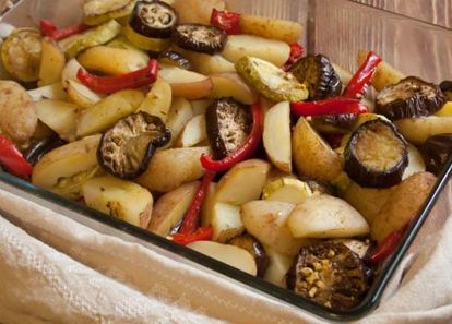 11. Запеченный картофель с овощами. Баклажаны и кабачок нарезать кольцами, перец полосками. В сковороде на оливковом масле (1 ст. л.) обжарить овощи минут 5. В глубокой миске смешать специи для заправки: мелко порубленный чеснок, тмин, кориандр, карри с лимонным соком и оливковым маслом. Перемешать заправку с баклажанами и кабачком. Форму для выпекания смазать маслом, выложить картофель, сверху овощи с заправкой. Все перемешать и разровнять. Сверху накрыть фольгой и отправить в духовку при 180 градусах на 30 мин. 11. Запеченный картофель с овощами. Баклажаны и кабачок нарезать кольцами, перец полосками. В сковороде на оливковом масле (1 ст. л.) обжарить овощи минут 5. В глубокой миске смешать специи для заправки: мелко порубленный чеснок, тмин, кориандр, карри с лимонным соком и оливковым маслом. Перемешать заправку с баклажанами и кабачком. Форму для выпекания смазать маслом, выложить картофель, сверху овощи с заправкой. Все перемешать и разровнять. Сверху накрыть фольгой и отправить в духовку при 180 градусах на 30 мин.