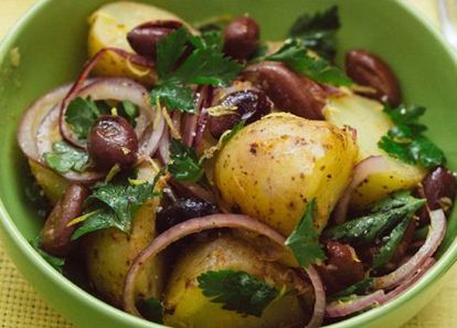 5. Салат с маслинами. Маслины нарезать кружочками, картофель кубиками. Смешать уксус с солью, оливковым маслом и специями. Заправить салат, добавив лук и зелень. 5. Салат с маслинами. Маслины нарезать кружочками, картофель кубиками. Смешать уксус с солью, оливковым маслом и специями. Заправить салат, добавив лук и зелень.