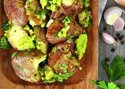 4. Печеный картофель с соусом из авокадо. Отварить картофель в кожуре. Авокадо с чесноком измельчить в блендере. Добавить сок лимона, поперчить, посолить. Взбить с добавлением оливкового масла. Картофель выложить на противень, надавить на каждый стаканом, чтобы он лопнул. Полить соусом и запечь в духовке. 4. Печеный картофель с соусом из авокадо. Отварить картофель в кожуре. Авокадо с чесноком измельчить в блендере. Добавить сок лимона, поперчить, посолить. Взбить с добавлением оливкового масла. Картофель выложить на противень, надавить на каждый стаканом, чтобы он лопнул. Полить соусом и запечь в духовке.