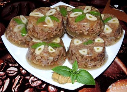 Чеснок режу кружочками и добавляю в бульон с самого начала приготовления. Но если вам нравится его острый вкус и аромат, то класть его можно прямо в лоточки перед заливкой. Чеснок режу кружочками и добавляю в бульон с самого начала приготовления. Но если вам нравится его острый вкус и аромат, то класть его можно прямо в лоточки перед заливкой.