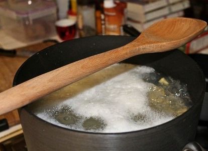 Вода не перельется, если положить сверху деревянную ложку. Вода не перельется, если положить сверху деревянную ложку.