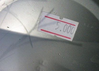 Дарить подарок с ценником неудобно, а вот оторвать противную наклейку вы пытаетесь уже битый час…. Нагрейте немного белого уксуса на плите или в микроволновой печке, намочите тряпку и приложите ее к ценнику. Наклейка отклеится, не оставляя липких следов. Дарить подарок с ценником неудобно, а вот оторвать противную наклейку вы пытаетесь уже битый час…. Нагрейте немного белого уксуса на плите или в микроволновой печке, намочите тряпку и приложите ее к ценнику. Наклейка отклеится, не оставляя липких следов.