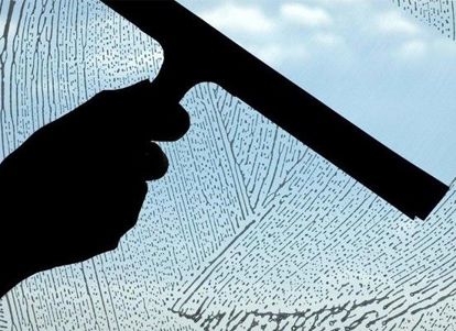 50% раствор воды и уксуса растворит грязь на полках и стенах холодильника, а также устранит неприятные запахи. Во время митья окон добавьте в воду средство для мытья посуды для того, чтобы удалить грязь, и немного уксуса, для того, чтобы на окнах не осталось разводов. 50% раствор воды и уксуса растворит грязь на полках и стенах холодильника, а также устранит неприятные запахи. Во время митья окон добавьте в воду средство для мытья посуды для того, чтобы удалить грязь, и немного уксуса, для того, чтобы на окнах не осталось разводов.