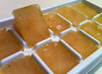 Приготовьте концентрированный мясной бульон и заморозьте его. Теперь для приготовления ризотто или другого блюда достаточно добавить бульонный кубик. Приготовьте концентрированный мясной бульон и заморозьте его. Теперь для приготовления ризотто или другого блюда достаточно добавить бульонный кубик.