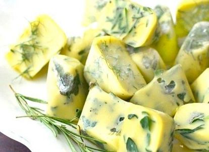 Чтобы иметь вкусную заправку к салатам, можно заморозить зелень в оливковом или сливочном масле. Чтобы иметь вкусную заправку к салатам, можно заморозить зелень в оливковом или сливочном масле.