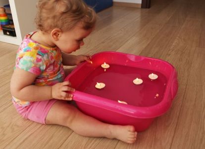 Рыбалка. С помощью шумовки вылавливаем рыбок из воды. В качестве рыбок можно использовать любые нетонущие предметы – шарики, яйца киндер-сюрпризов. Рыбалка. С помощью шумовки вылавливаем рыбок из воды. В качестве рыбок можно использовать любые нетонущие предметы – шарики, яйца киндер-сюрпризов.