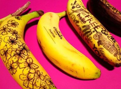 С помощью зубочистки можно нанести на бананы забавные рисунки. С помощью зубочистки можно нанести на бананы забавные рисунки.