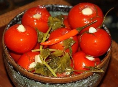 2. Если не хотите, чтобы кожица помидора при заливке лопнула, то не торопитесь укладывать томаты в банку, сначала проколите плоды у плодоножки и у попки зубочисткой. 2. Если не хотите, чтобы кожица помидора при заливке лопнула, то не торопитесь укладывать томаты в банку, сначала проколите плоды у плодоножки и у попки зубочисткой.