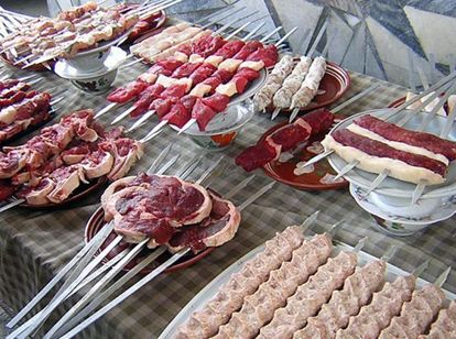 Если при мариновании говядины, баранины, мяса птицы уксус полностью или на 2/3 заменить сухим белым вином, вкус мяса будет намного нежнее. Если при мариновании говядины, баранины, мяса птицы уксус полностью или на 2/3 заменить сухим белым вином, вкус мяса будет намного нежнее.