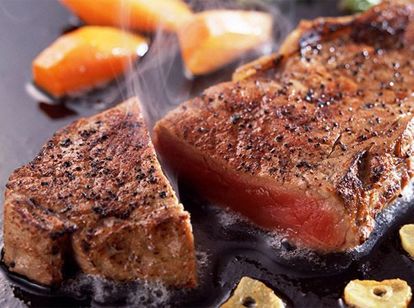 При жарке укладывайте кусочки мяса свободно, а не плотно друг к другу, чтобы мясо не было сухим, лучше прожарилось и образовало красивую румяную корочку. При жарке укладывайте кусочки мяса свободно, а не плотно друг к другу, чтобы мясо не было сухим, лучше прожарилось и образовало красивую румяную корочку.