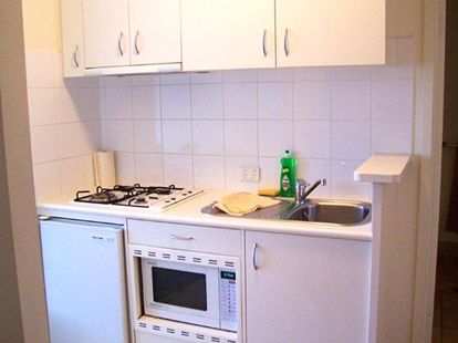 В этой кухне меня удивило расположение микроволновки. До этого не встречала ничего подобного. А ещё находкой показался бортик справа от мойки. В этой кухне меня удивило расположение микроволновки. До этого не встречала ничего подобного. А ещё находкой показался бортик справа от мойки.
